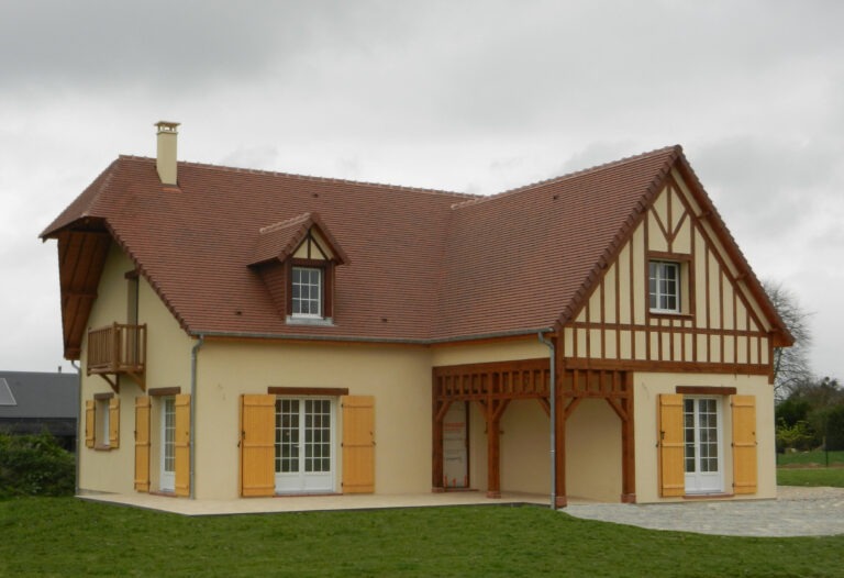 Maison colombages et aile de geai et volets battants Maisons Coudrelle — free download